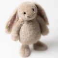 Jellycat-krolik-Blossom-Beige-Bunny-Petal-31-cm3.webp